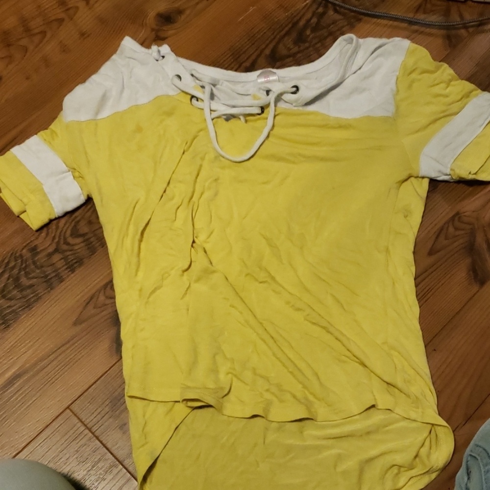 I yellow shirt